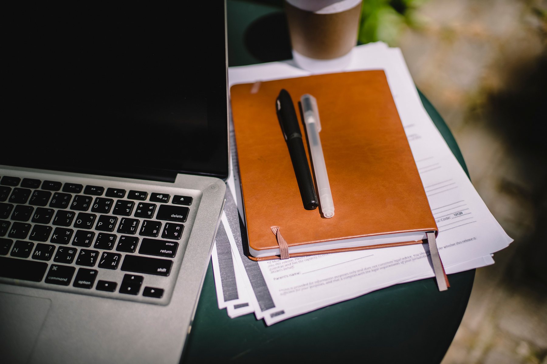 Mesa de trabajo con documentos, agenda y portátil